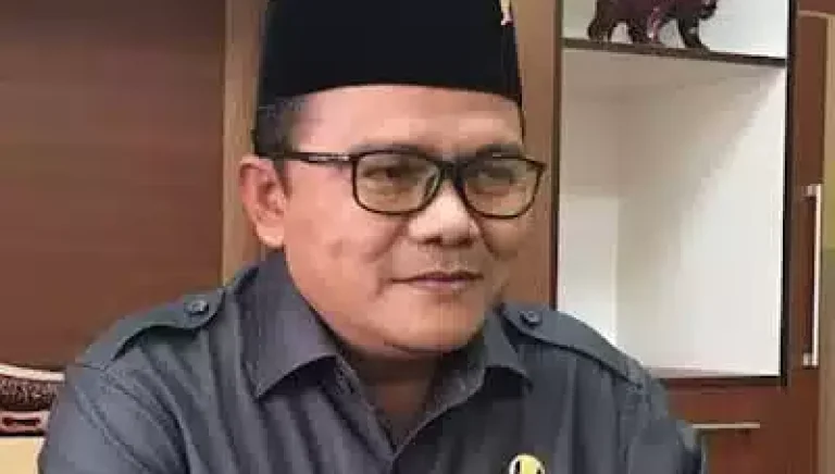 Ketua DPRD Tanggapi Dingin 'Aksi Gebrak' di Ruangannya 1 Ketua DPRD Tanggapi Dingin 'Aksi Gebrak' di Ruangannya I Teras Media