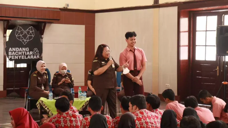 Keterangan foto : Kejaksaan Negeri Kota Malang melaksanakan program Jaksa Masuk Sekolah dengan mengangkat tema mengenai “Kenali Hukum, Jauhi Hukuman”, Jumat (11/9/2023)