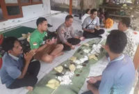 Keterangan foto : Kapolsek Warunggunung, AKP Sachlan saat guyub bareng warga di Kanaga, Sabtu (12/8/2023)
