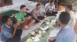 Keterangan foto : Kapolsek Warunggunung, AKP Sachlan saat guyub bareng warga di Kanaga, Sabtu (12/8/2023)