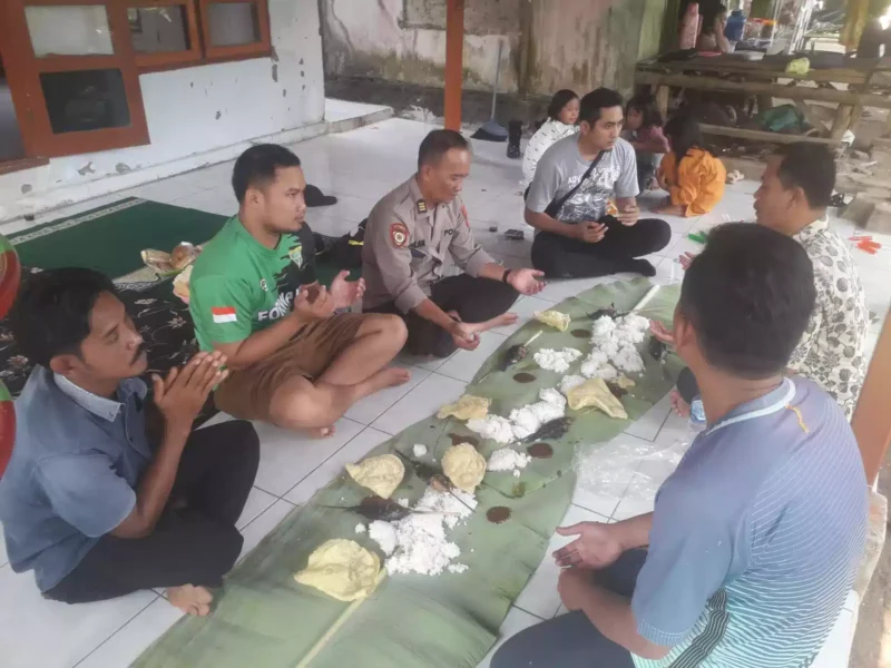 Keterangan foto : Kapolsek Warunggunung, AKP Sachlan saat guyub bareng warga di Kanaga, Sabtu (12/8/2023)