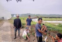 Keterangan foto : Puluhan warga Kanaga, Desa Warunggunung, Kecamatan Warunggunung, Lebak kembali dibuat heboh lantaran mereka berkumpul di jalanan dan sawah-sawah, Minggu (13/8/2023)
