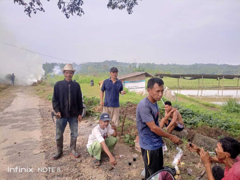 Keterangan foto : Puluhan warga Kanaga, Desa Warunggunung, Kecamatan Warunggunung, Lebak kembali dibuat heboh lantaran mereka berkumpul di jalanan dan sawah-sawah, Minggu (13/8/2023)