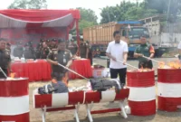 Keterangan foto : Kejaksaan Negeri (Kejari) Jakarta Barat Iwan Ginting melalui Seksi Pengelolaan Barang Bukti dan Barang Rampasan melakukan pemusnahan terhadap barang bukti yang telah berkekuatan hukum tetap (Inkracht), Senin (14/8/2023)