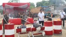 Keterangan foto : Kejaksaan Negeri (Kejari) Jakarta Barat Iwan Ginting melalui Seksi Pengelolaan Barang Bukti dan Barang Rampasan melakukan pemusnahan terhadap barang bukti yang telah berkekuatan hukum tetap (Inkracht), Senin (14/8/2023)