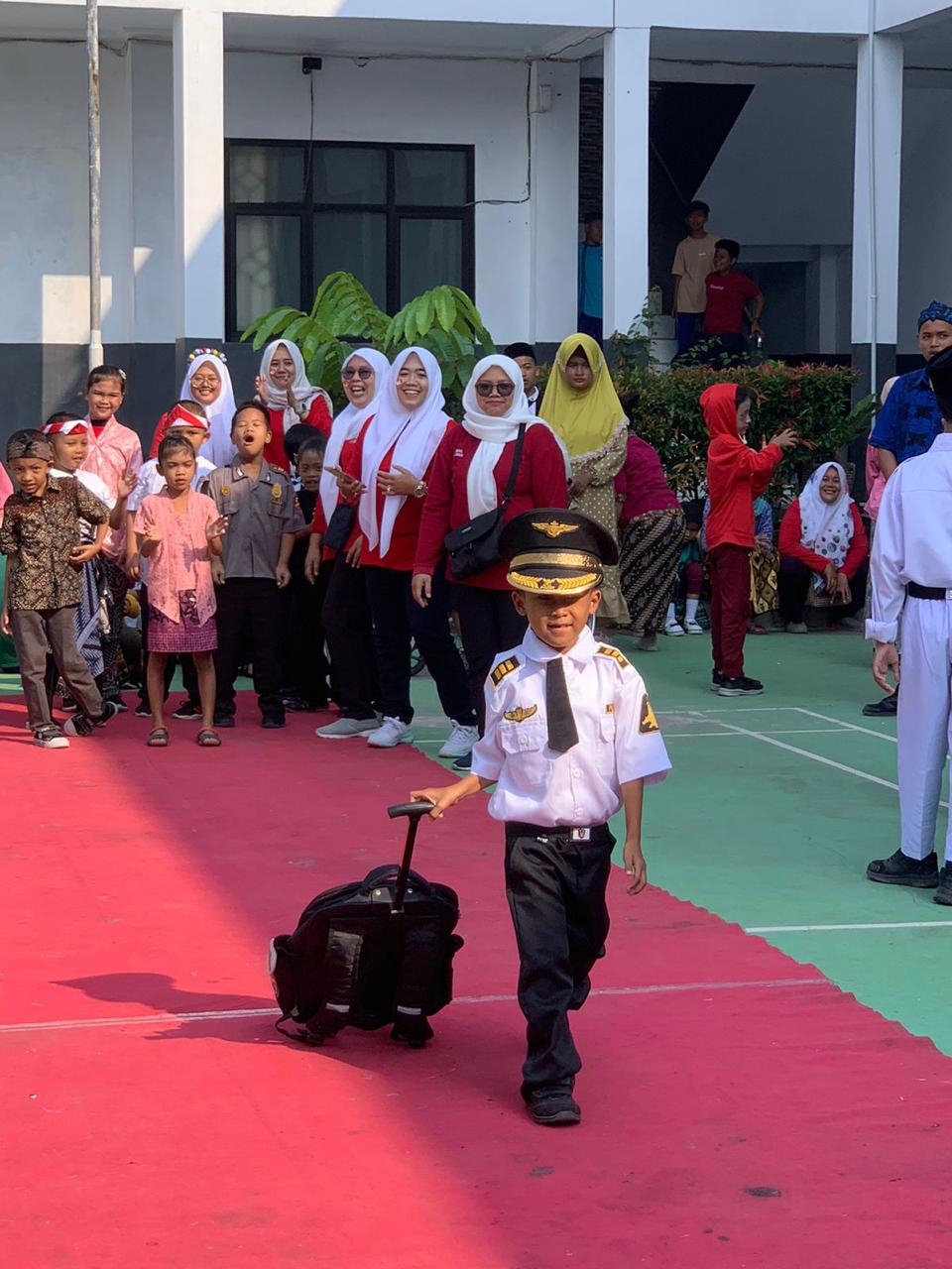 SKh Negeri 01 Lebak Gelar Karnaval Meriahkan HUT RI ke 78 Dengan Membentangkan Bendera 78 Meter dan 78 Umbul Umbul Merah Putih I Teras Media