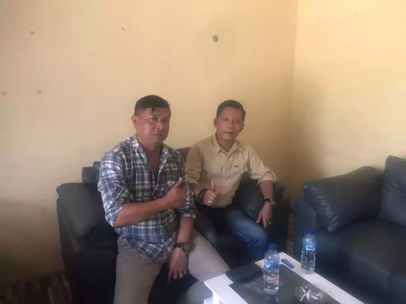 Keterangan foto : Kepala Desa Mekarsari, Adnan dan Sekjen Matahukum, Mukhsin Nasir, Jumat (18/8/2023)