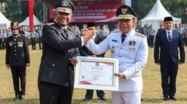 Keterangan foto : PJ Gubernur Al Muktabar Dapatkan Penghargaan dari Kanwil Kemenkumham Provinsi Banten, (Senin, 21/8/2023) 