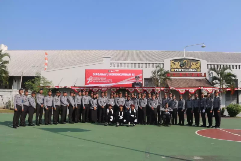 Keterangan foto : Petugas dan Pegawai Lapas Cirebon Ikuti Upacara HUT Kemenkumham Secara Khidmat, (Senin, 21/8/2023) 