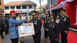 Keterangan foto : Ombudsman Perwakilan Jakarta Raya mendapatkan penghargaan dari Kementerian Hukum dan Hak Asasi Manusia (Kemenkumham) RI atas kontribusinya melakukan Sinergitas dalam rangka mengawasi penyelenggaraan pelayanan publik, Jumat (25/8/2023)