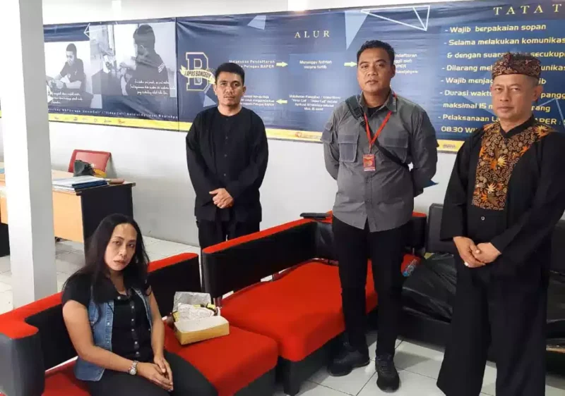 Keterangan foto : Seorang pengunjung ke Lapas Banceuy Kumham Jabar inisial YS ( 45 ) ditangkap petugas Lapas gegara hendak memasukkan narkoba kedalam Lapas, Kamis, 24 Agustus 2023.