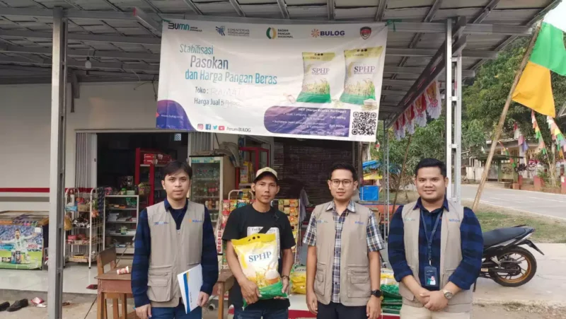 Keterangan foto : Petugas Bulog Lebak Pandeglang saat kampanyekan SPHP, Minggu (27/8/2023)