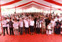 Keterangan foto : Pj gubernur Banten Al Muktabar Serahkan Bantuan Di Cibeber, (Senin, 28/8/2023)