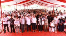 Keterangan foto : Pj gubernur Banten Al Muktabar Serahkan Bantuan Di Cibeber, (Senin, 28/8/2023) 