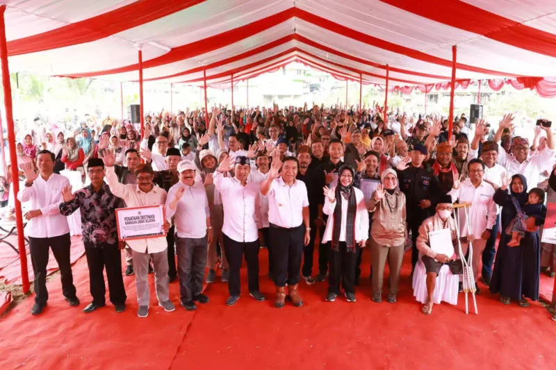 Keterangan foto : Pj gubernur Banten Al Muktabar Serahkan Bantuan Di Cibeber, (Senin, 28/8/2023) 