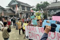 Keterangan poto : Masyarakat Desa Mekarjasa Lakukan Aksi Unjukrasa di Depan Kantor Desa Mekarjaya pada 28/8/2023