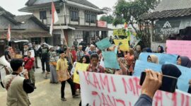 Keterangan poto : Masyarakat Desa Mekarjasa Lakukan Aksi Unjukrasa di Depan Kantor Desa Mekarjaya pada 28/8/2023