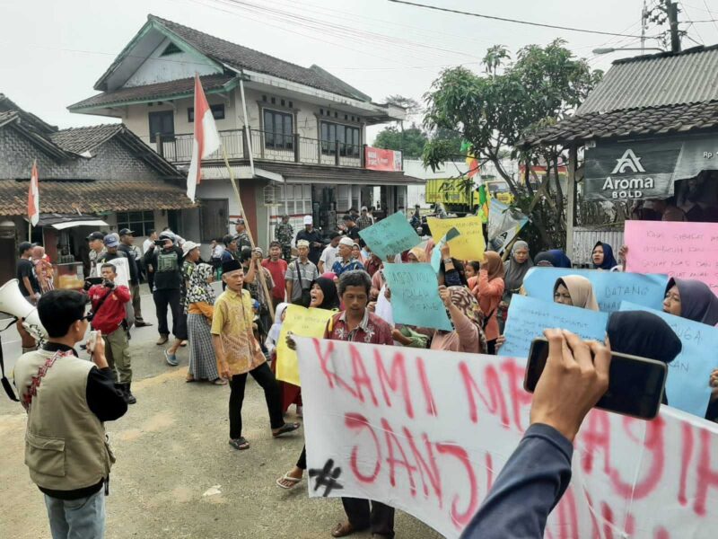 Keterangan poto : Masyarakat Desa Mekarjasa Lakukan Aksi Unjukrasa di Depan Kantor Desa Mekarjaya pada 28/8/2023