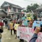 Keterangan poto : Masyarakat Desa Mekarjasa Lakukan Aksi Unjukrasa di Depan Kantor Desa Mekarjaya pada 28/8/2023