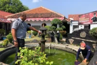 Keterangan foto : Warga Binaan Lapas Cirebon Bersihkan Kolam Ikan, (Senin, 28/8/2023)