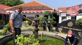 Keterangan foto : Warga Binaan Lapas Cirebon Bersihkan Kolam Ikan, (Senin, 28/8/2023) 