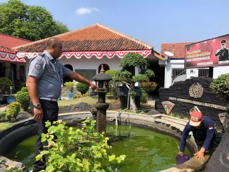 Keterangan foto : Warga Binaan Lapas Cirebon Bersihkan Kolam Ikan, (Senin, 28/8/2023) 