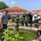 Keterangan foto : Warga Binaan Lapas Cirebon Bersihkan Kolam Ikan, (Senin, 28/8/2023) 