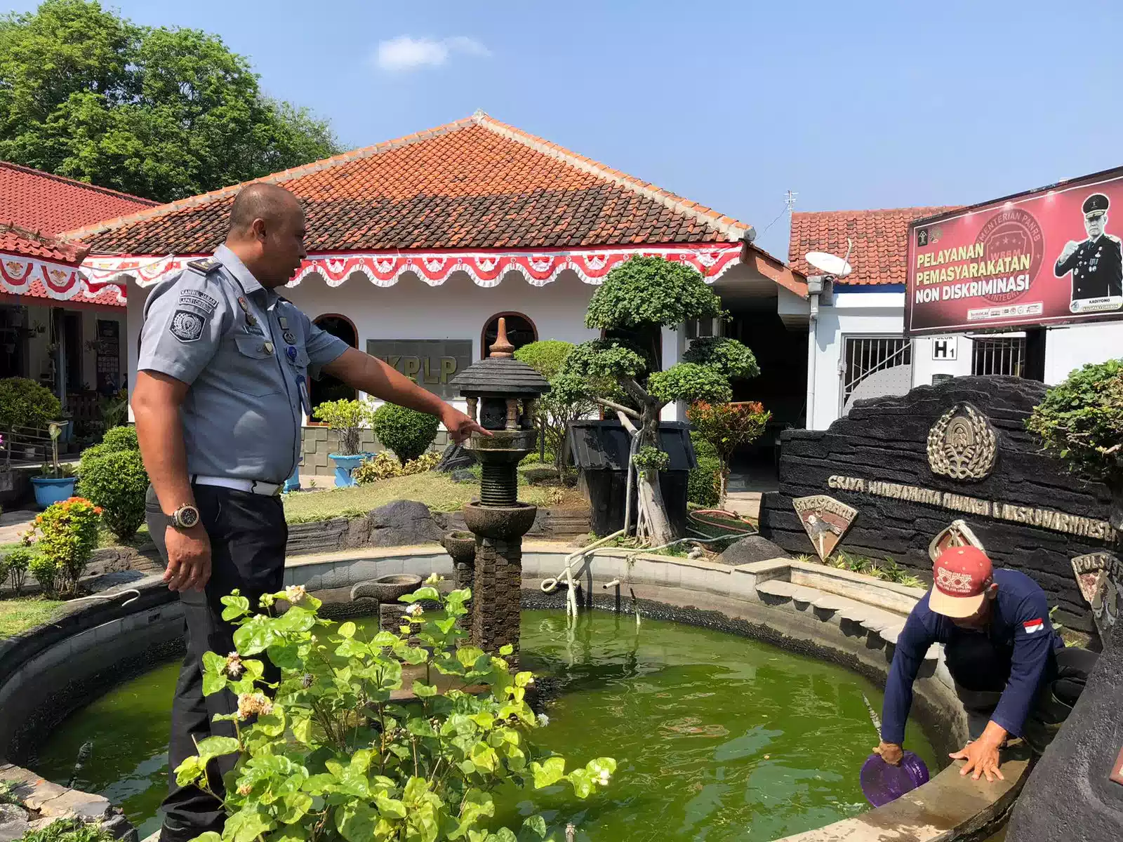 Jaga Lingkungan Tetap Bersih, Warga Binaan Lapas Cirebon Bersihkan Kolam Ikan I Teras Media