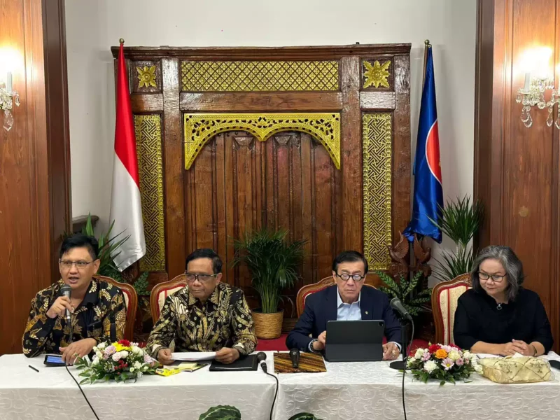 Keterangan foto : Menkumham RI Yassona Laoly dan Menkopolhukam Mahfud MD di Ceko, (Selasa, 29/8/2023) 