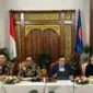 Keterangan foto : Menkumham RI Yassona Laoly dan Menkopolhukam Mahfud MD di Ceko, (Selasa, 29/8/2023) 