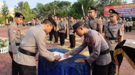 Keterangan foto : Upacara Serahterima Jabatan (Sertijab) Wakapolres Lebak, Kasat Reskrim, Kasat Resnarkoba, Kasikum,Kapolsek Cibadak, Kapolsek Cijaku, Kapolsek Cikulur, Kapolsek Muncang, dan Kapolsek Wanasalam di lapangan Mapolres Lebak. Rabu (30/8/2023)