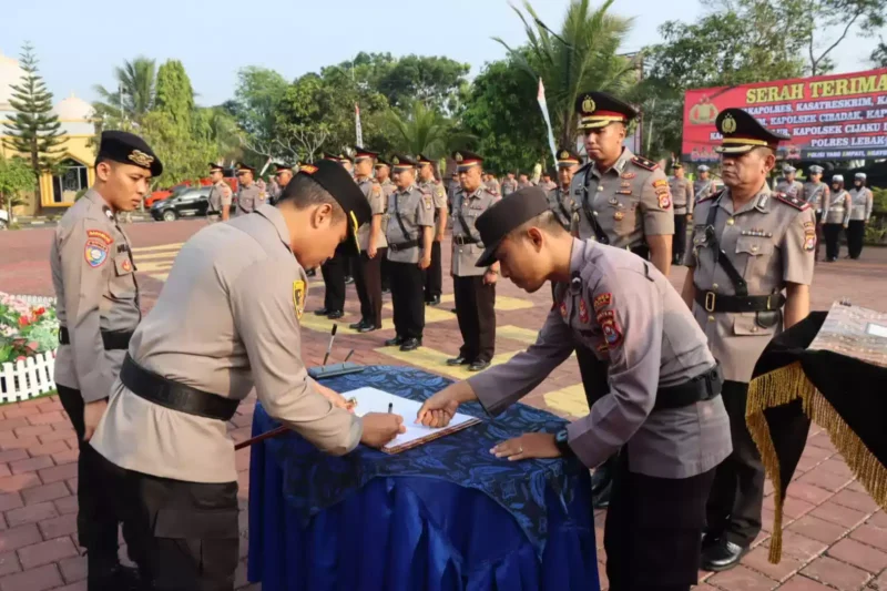 Keterangan foto : Upacara Serahterima Jabatan (Sertijab) Wakapolres Lebak, Kasat Reskrim, Kasat Resnarkoba, Kasikum,Kapolsek Cibadak, Kapolsek Cijaku, Kapolsek Cikulur, Kapolsek Muncang, dan Kapolsek Wanasalam di lapangan Mapolres Lebak. Rabu (30/8/2023)