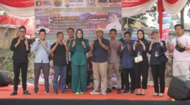 Keterangan foto : Dia bekerja sama dengan Bulog, melaksanakan pasar murah di Lapangan Car Free Day Kp. Gelar Maju Ds. Babakan Karet, Cianjur, Minggu (27/08/2023)