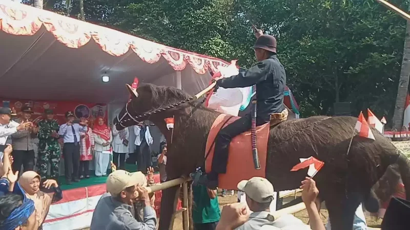 Keterangan poto : Salah satu peserta Karnaval yang menunggangi Kuda yang terbuat dari Injuk saat memeriahkan HUT ke 78 RI Tahun 2023 di Desa Wirasinga Kecamatan Banjarjaya Kabupaten Pandeglang 19/8/2023