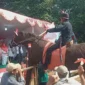 Keterangan poto : Salah satu peserta Karnaval yang menunggangi Kuda yang terbuat dari Injuk saat memeriahkan HUT ke 78 RI Tahun 2023 di Desa Wirasinga Kecamatan Banjarjaya Kabupaten Pandeglang 19/8/2023