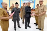 Keterangan poto : Sekda Lebak H. Budi Santoso didampingi Kepala Dinas Pendidikan H. Hari Setiono, saat memberikan SK Kepada salah satu Kepala Sekolah pada 1/8/2023
