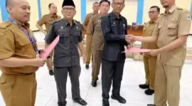 Keterangan poto : Sekda Lebak H. Budi Santoso didampingi Kepala Dinas Pendidikan H. Hari Setiono, saat memberikan SK Kepada salah satu Kepala Sekolah pada 1/8/2023