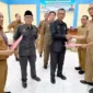 Keterangan poto : Sekda Lebak H. Budi Santoso didampingi Kepala Dinas Pendidikan H. Hari Setiono, saat memberikan SK Kepada salah satu Kepala Sekolah pada 1/8/2023