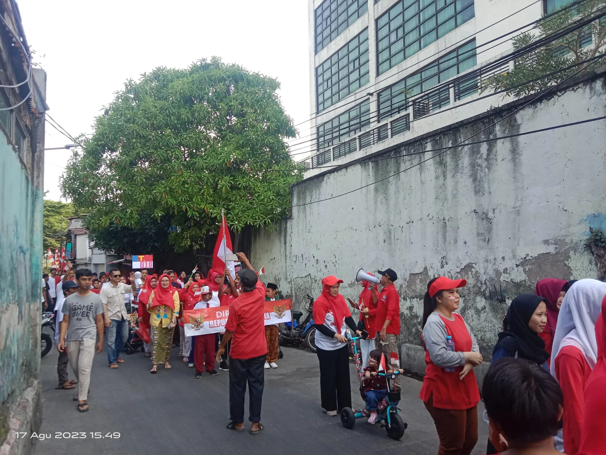 Meriahkan HUT RI ke-78 , Ratusan Warga Rw 01 Petamburan Gelar Carnaval I Teras Media