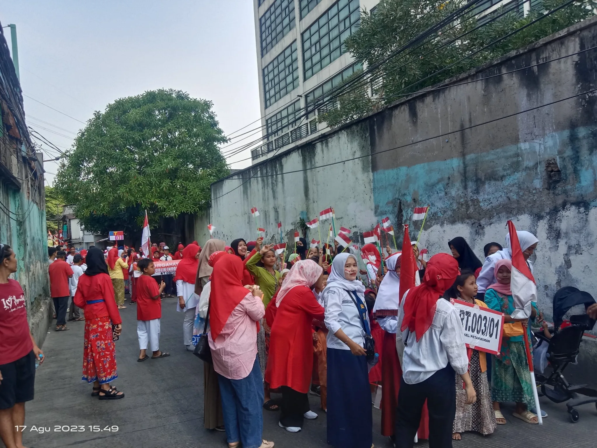 Meriahkan HUT RI ke-78 , Ratusan Warga Rw 01 Petamburan Gelar Carnaval I Teras Media