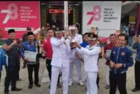 Keterangan Foto : Lurah Salembaran Jaya Ade Sunaryo Saat menerima Tropy Juara Umum Dari Camat Kosambi Dadang Sudrajat pada Porcam VIII Camat Cup 2023 di HUT ke-78 tahun RI . Kamis(17/8/2023). Doc. Ade Sunaryo.