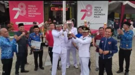 Keterangan Foto : Lurah Salembaran Jaya Ade Sunaryo Saat menerima Tropy Juara Umum Dari Camat Kosambi Dadang Sudrajat pada Porcam VIII Camat Cup 2023 di HUT ke-78 tahun RI . Kamis(17/8/2023). Doc. Ade Sunaryo.