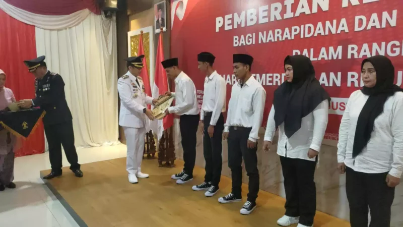 Keterangan foto : Lapas Kelas II A Cikarang Kabupaten Bekasi, Jawa Barat memberikan remisi atau pengurangan masa tahanan untuk 1.268 warga binaan pemasyarakatan (WBP) pada Hari Kemerdekaan ke-78 RI, Jumat (25/8/2023)