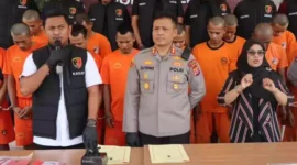Keterangan Poto : Kasat Reskrim di Damping Kapolres Lebak saat lakukan Press Confress di Mapolres Lebak