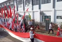 Keterangan poto : Bendera Merah Putih dengan panjang 78 meter dan 78 Umbul umbul Merah Putih, yang di Bentangkan Peserta Karnaval SKh Negeri 01 Lebak dalam HUT RI ke 78 Tahun 2023