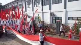 Keterangan poto : Bendera Merah Putih dengan panjang 78 meter  dan 78 Umbul umbul Merah Putih, yang di Bentangkan Peserta Karnaval SKh Negeri 01 Lebak dalam HUT RI ke 78 Tahun 2023