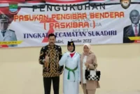 Foto: Ade Sunaryo Lurah Salembaran Jaya bersama Ibu Hodijah Saat mendapingi Pengukuhan Anaknya pada Paskibra Kecamatan Sukadiri tahun 2023. Selasa (15/8/2023).