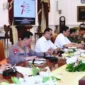 Keterangan Foto: Rapat Terbatas Lanjutan Pembahasan Peningkatan Kualitas Udara Kawasan Jabodetabek yang dipimpin oleh Presiden Republik Indonesia Joko Widodo di Istana Merdeka, Jakarta, Senin (28/8/2023)