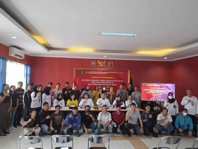 Keterangan foto : Bapas Kelas II Bogor Gelar Pelatihan Untuk Klien Pemasyarakatan membuat sambal kemasan dan kue pie, (Rabu, 2/8/2023) 