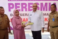Keterangan Foto: Bupati Tangerang Ahmed Zaki Iskandar meresmikan bedah rumah marbot masjid dari program Jaringan Nurani Rakyat (Janur) di Kampung Cituis, Desa Surya Bahari, Kecamatan Pakuhaji, Kabupaten Tangerang, Selasa (5/9/2023).